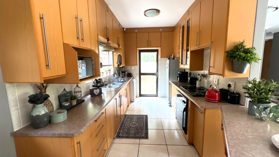 4 Bedroom Property for Sale in Langenhovenpark Free State